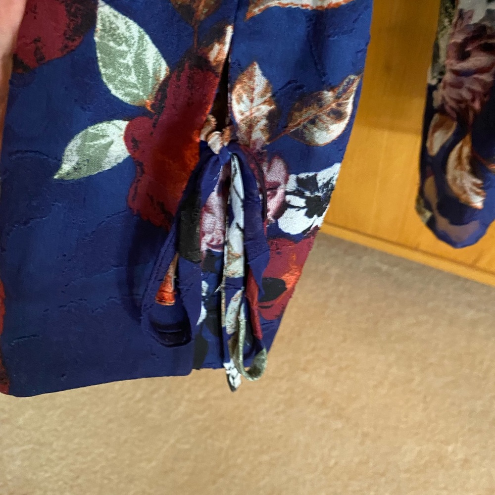 Sheer floral blouse with tie sleeves - Picture 5 of 8